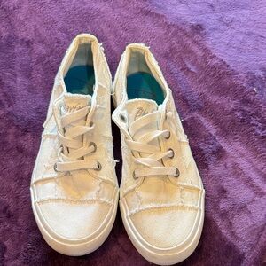 Blowfish Women's Cream Distressed Sneakers